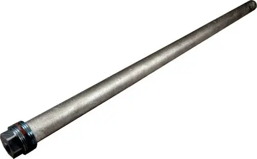Langgestrecktes Metallrohr mit hexagonalem Ende, vermutlich aus einer Korrosionsschutzanode, markiert mit "Wolf". Hintergrund schlicht und hell.